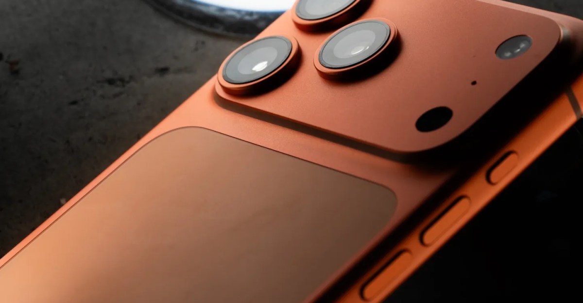 Pessoa em roupa de academia segurando um iPhone 18 Pro enquanto faz agachamento com halteres