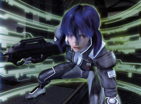 Um jovem em roupa esportiva, segurando um controle de videogame, com um modelo de Gundam RG ao fundo e garrafa d’água