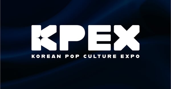 Jovens em leggings coloridas praticam coreografia K‑Pop sincronizada, segurando garrafas d’água e fones de ouvido
