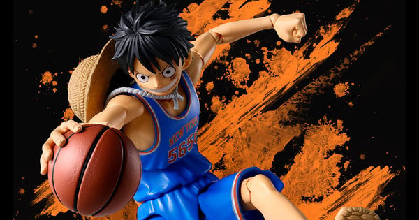 Jovem musculoso vestindo camiseta dos Knicks, segurando a figura de Luffy em pose de ataque, ao lado de halteres