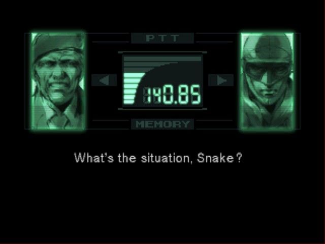 Um jovem musculoso faz agachamento com barra, ao fundo uma caixa de Metal Gear Solid em posição vertical na prateleira