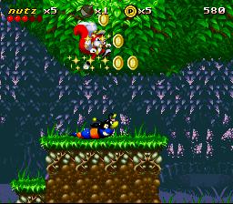 Um jovem sentado no sofá, segurando um cartucho de SNES, enquanto faz alongamento de pernas
