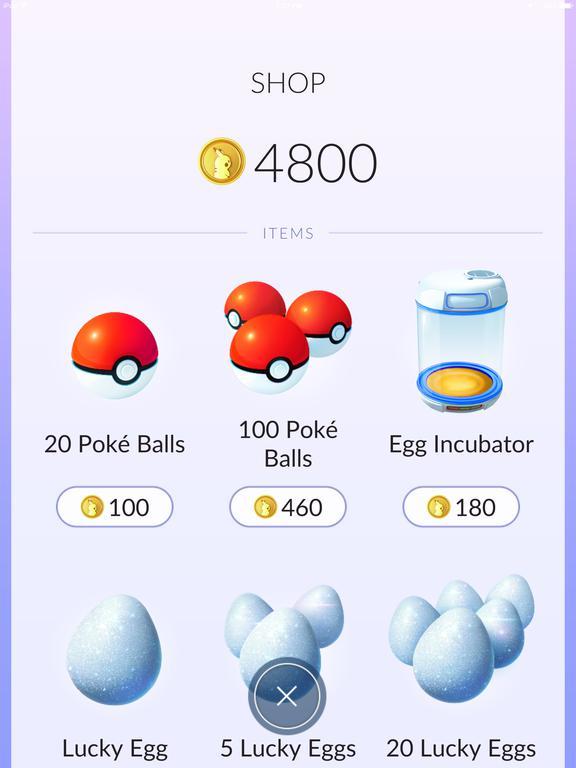 Treinos ao ar livre: grupo de jovens em roupas esportivas, correndo e apontando smartphones para capturar Mewtwo