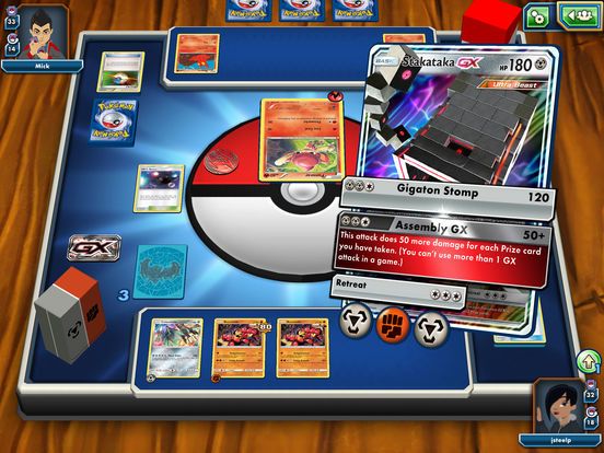 Jovem em roupa de academia segurando carta Pokémon Gold Star ao lado de halteres e garrafa de água