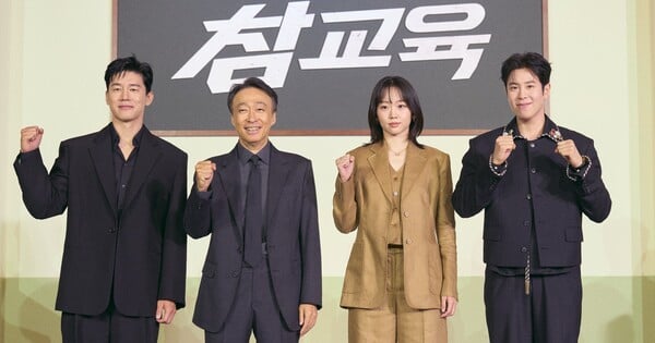 Mulher vestindo roupa esportiva faz alongamento ao lado de uma bandeira da Coreia do Sul