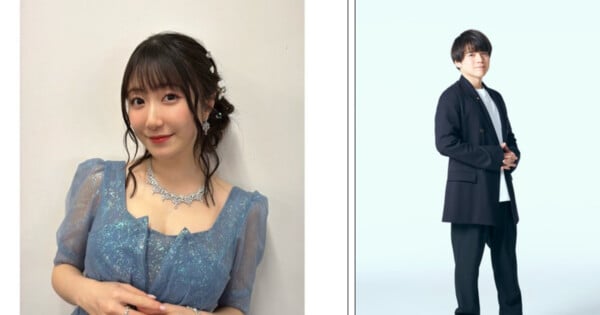 Bebê recém-nascida nos braços de Rina Hidaka e Yūma Uchida, sorrindo, com fraldas e brinquedos de pelúcia ao fundo
