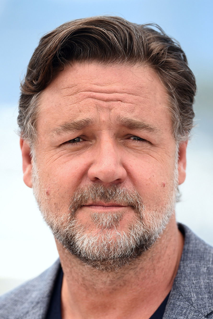 Russell Crowe treinando com pesos rústicos e consumindo frutas frescas em um cenário de floresta densa e épica