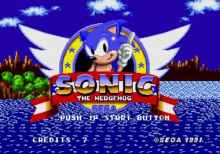 Jogador em camiseta azul com logo do Sonic faz agachamento segurando controle, ao lado de halteres e garrafa de água