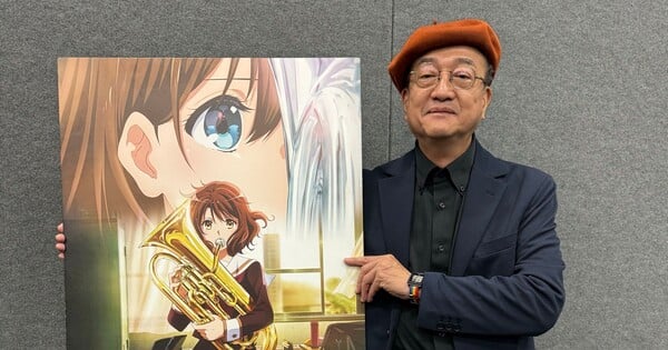 Tatsuya Ishihara ao lado da banda de colegial de Sound! Euphonium, com estudantes tocando instrumentos em cena emotiva