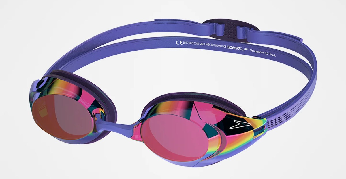 Atleta de natação com óculos Speedo Vanquisier + módulo iQ, exibindo sensores de movimento e respiração na água