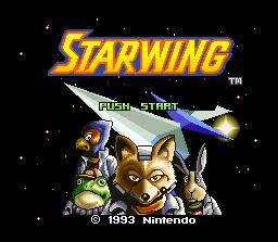 Jogador segurando um controle Pro Controller com foco em tela de TV exibindo combate espacial de Star Fox no Switch 2