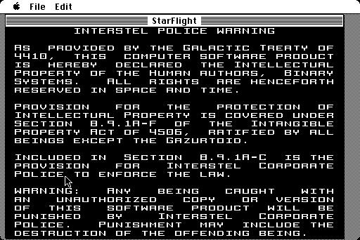 Jogador em cadeira retro, alonga braços segurando cartucho de Starflight ao lado de garrafa d'água