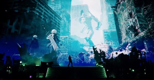 The Weeknd cantando em Tóquio, rodeado por projeções de androides de NieR e símbolos de Evangelion ao fundo
