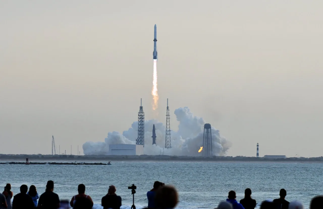 Blue Origin faz história: foguete New Glenn é reaproveitado com sucesso em missão épica