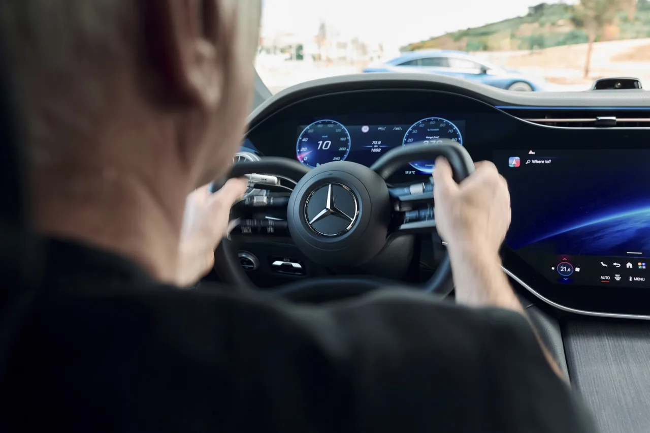 Adeus, volante convencional: Mercedes EQS aposta em direção eletrônica e formato futurista de manche