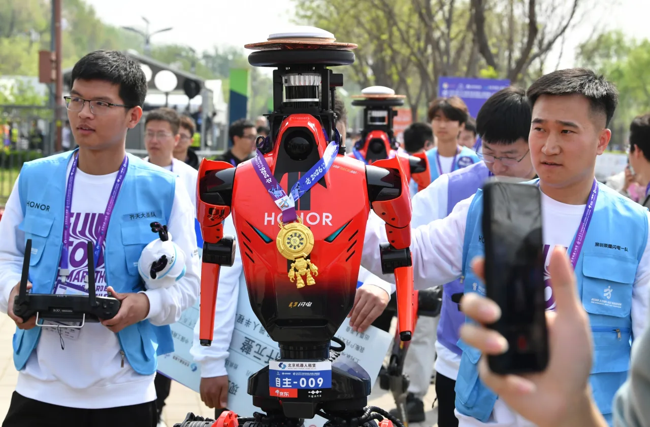 Robô humanoide "Lightning" destrói recorde mundial de meia-maratona