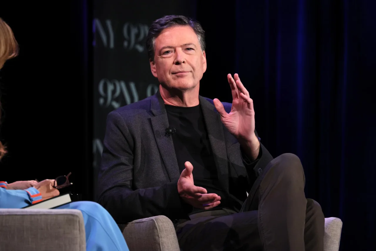 Foto de concha no Instagram leva James Comey a enfrentar acusação de ameaça contra Trump