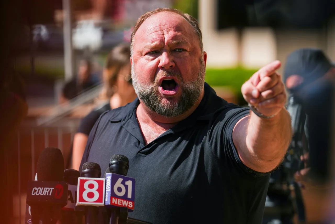 Alex Jones revela nova conspiração de proporções globais que promete abalar as estruturas do poder