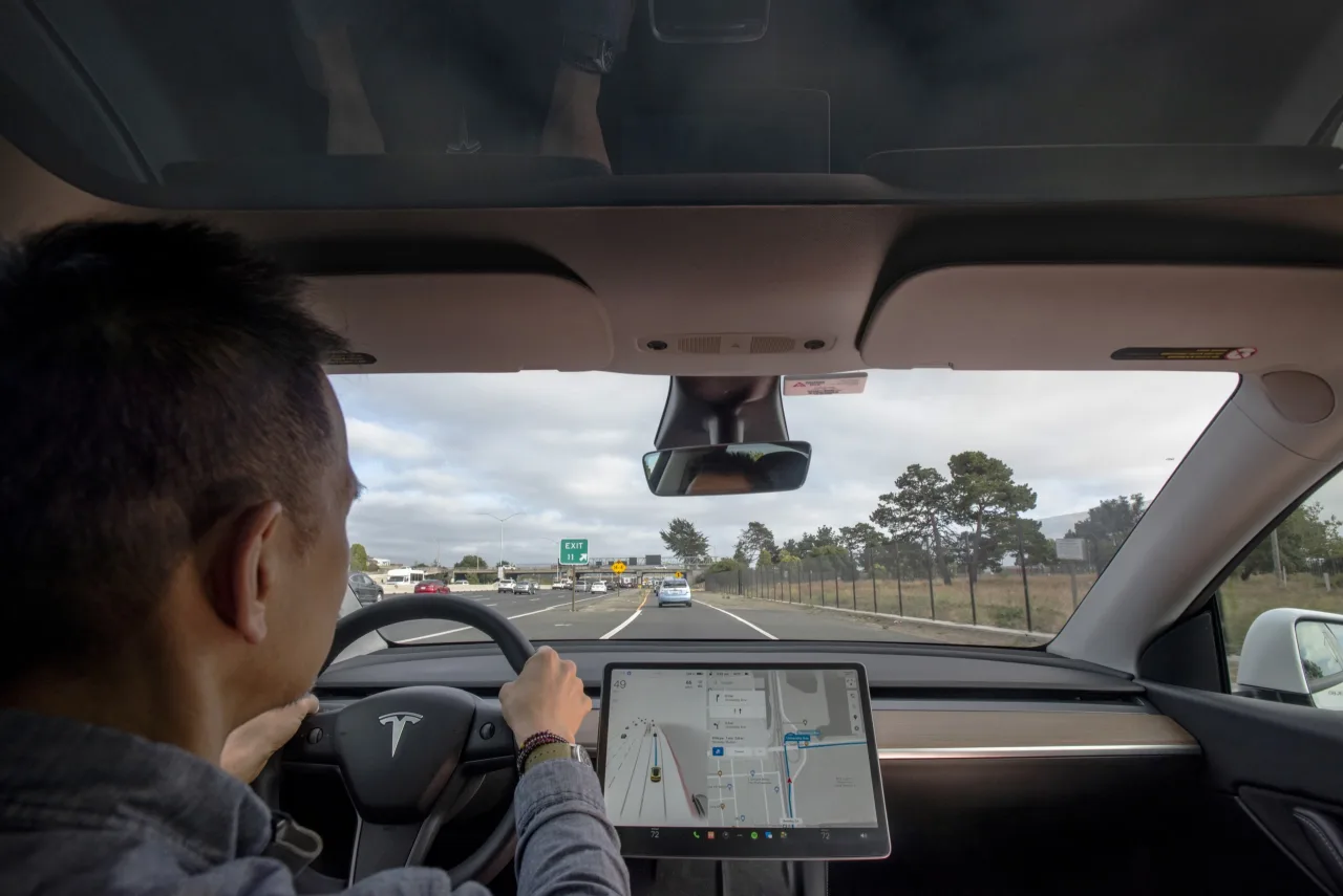 Holanda sai na frente e se torna o primeiro país europeu a liberar o "piloto automático" da Tesla