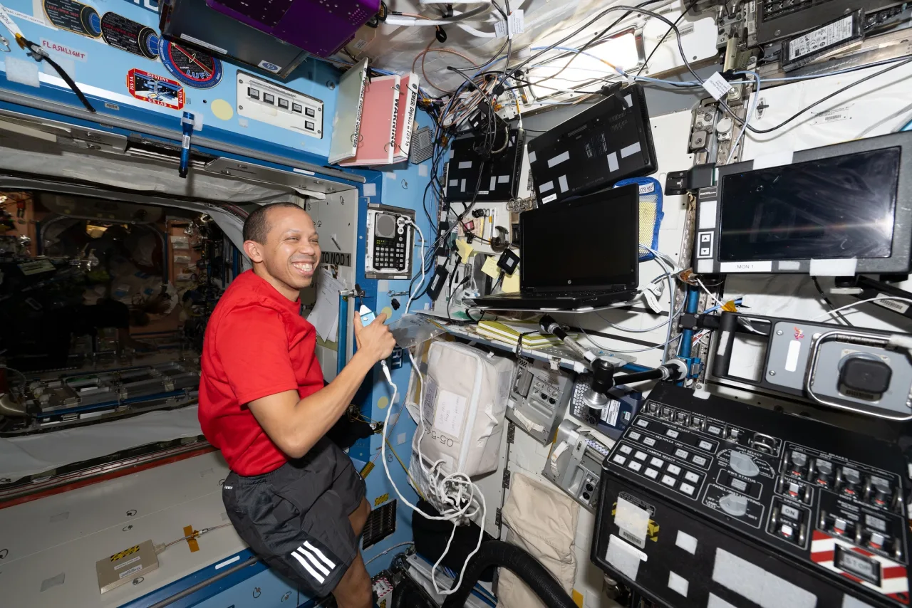 Adeus, velharia: astronautas da ISS ganham notebooks de última geração