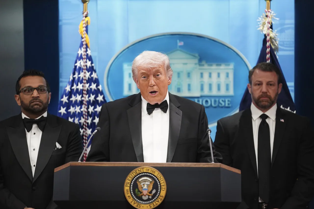 Trump transforma polêmica do jantar da Casa Branca em palanque eleitoral