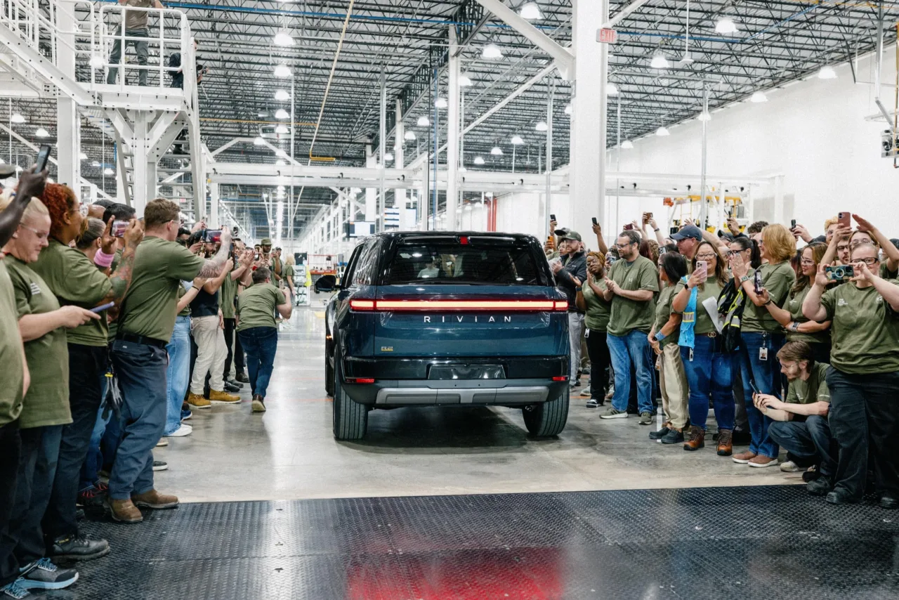 Rivian acelera produção do R2 enquanto receita dispara no mercado