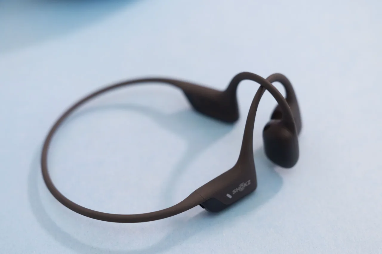 Fones Shokz OpenRun Pro 2 com graves potentes estão com desconto especial de Dia das Mães